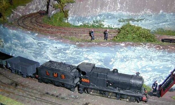 4F No. 4560 trundles past the quarry sidings as two workers wander home after a day's work. The locomotive is a standard BEC kit scaled down in width on a narrowed Triang Jinty chassis